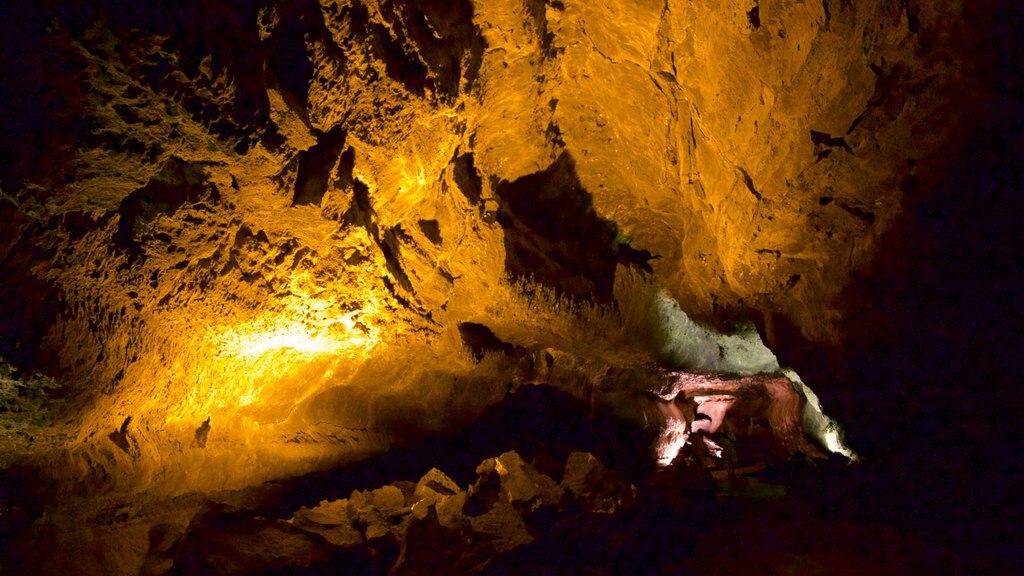 Cueva de los Verdes showing caves