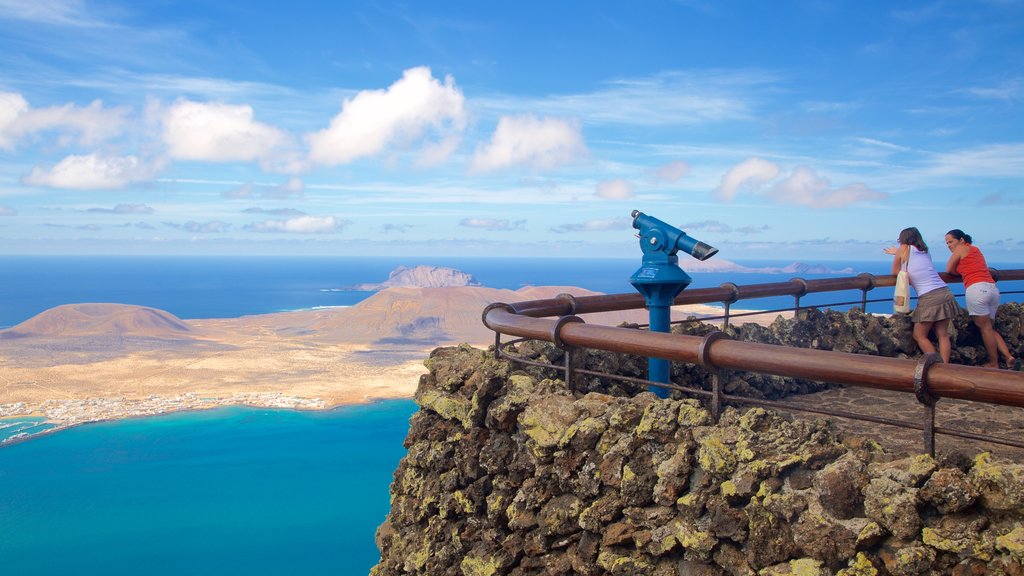 Mirador del Río mostrando vistas y vistas generales de la costa