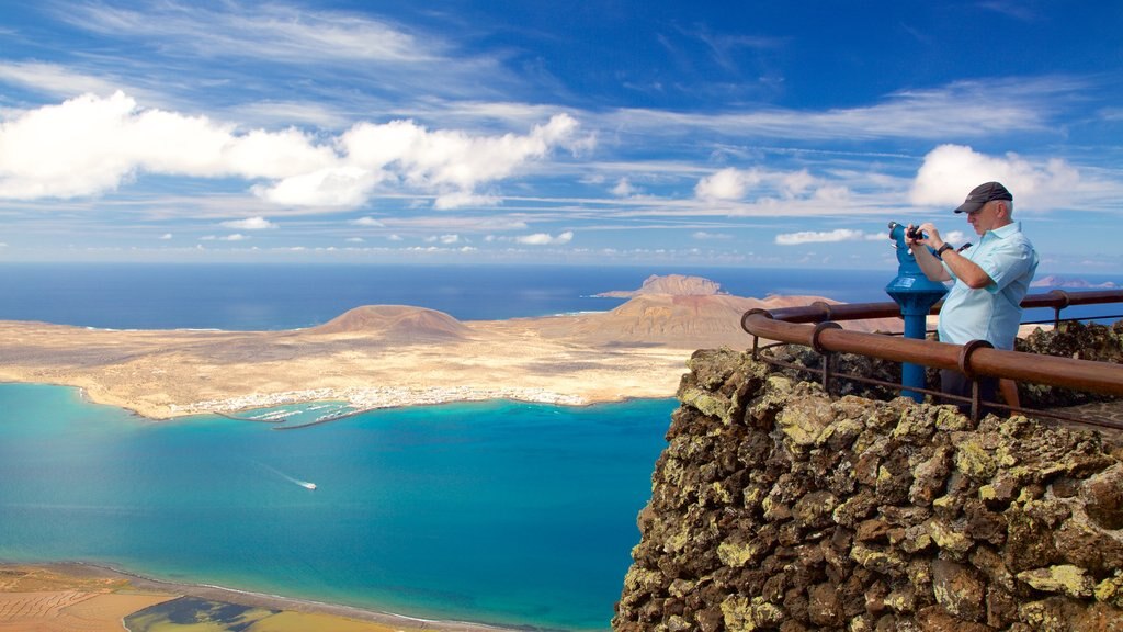 Mirador del Rio showing views and general coastal views