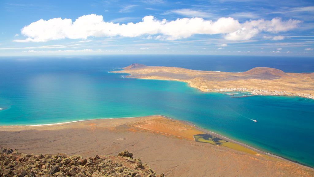 Mirador del Río mostrando vista general a la costa y vista a una isla