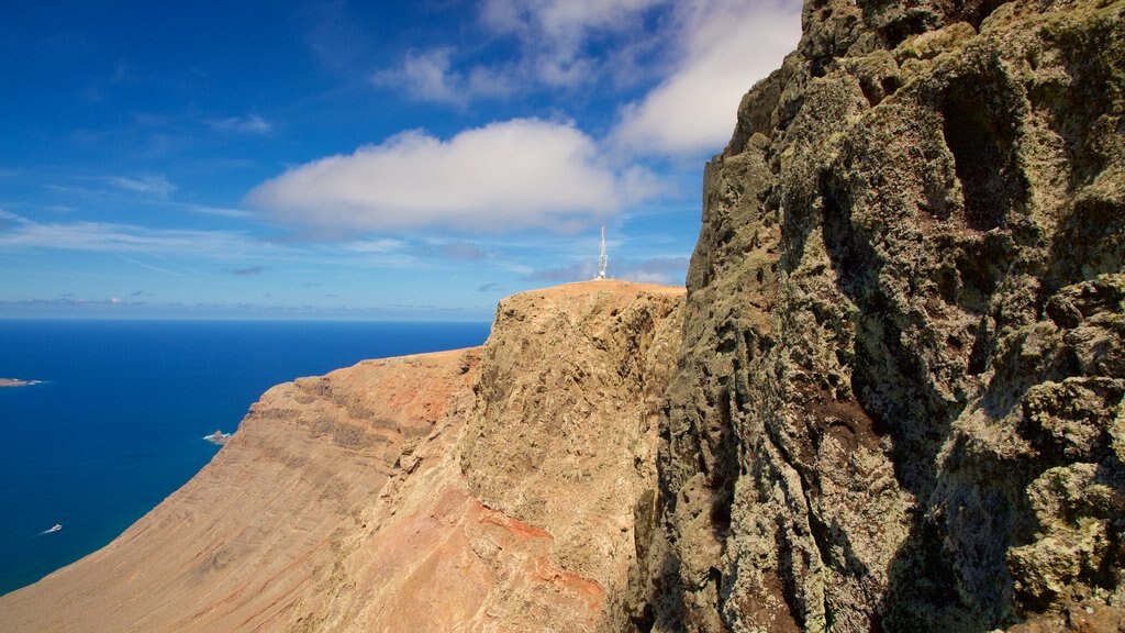 Mirador del Río ofreciendo vista general a la costa y montañas