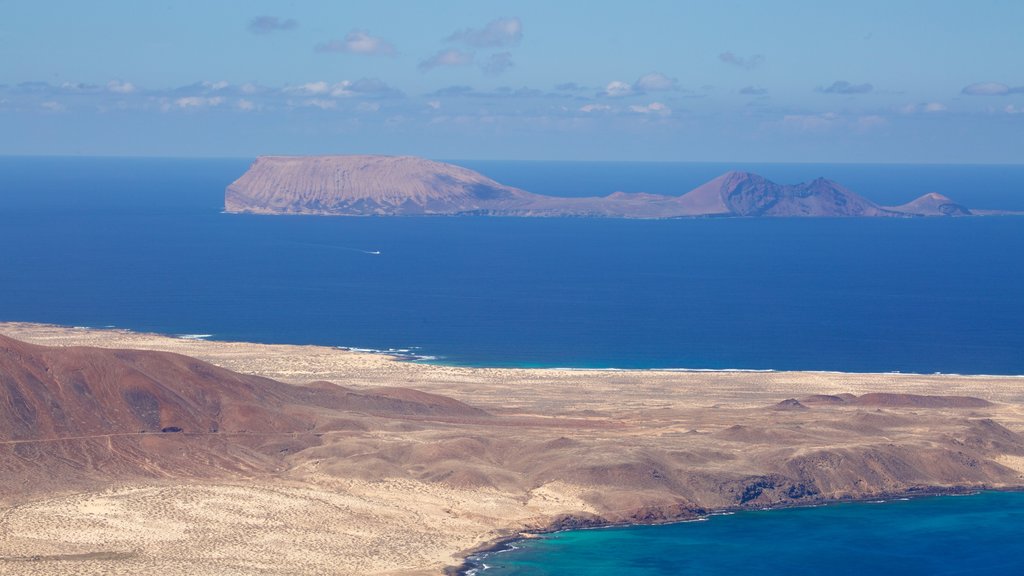 Mirador del Rio que inclui paisagens litorâneas e paisagens da ilha