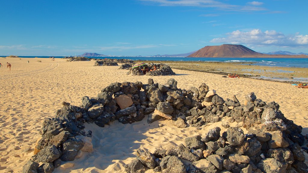 Praia Corralejo caracterizando paisagens litorâneas e uma praia