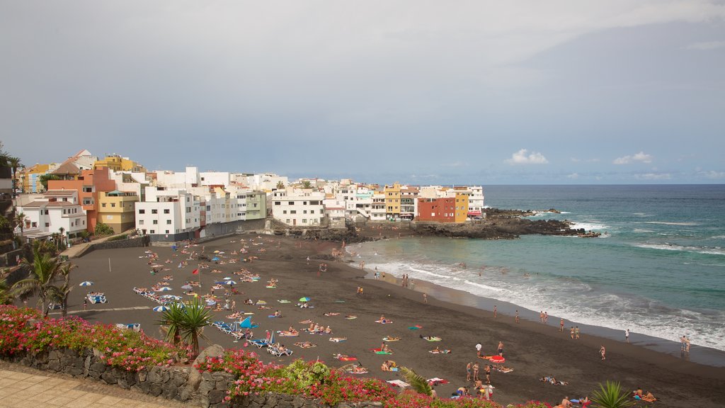 Playa Jardín mostrando una ciudad costera y vistas generales de la costa