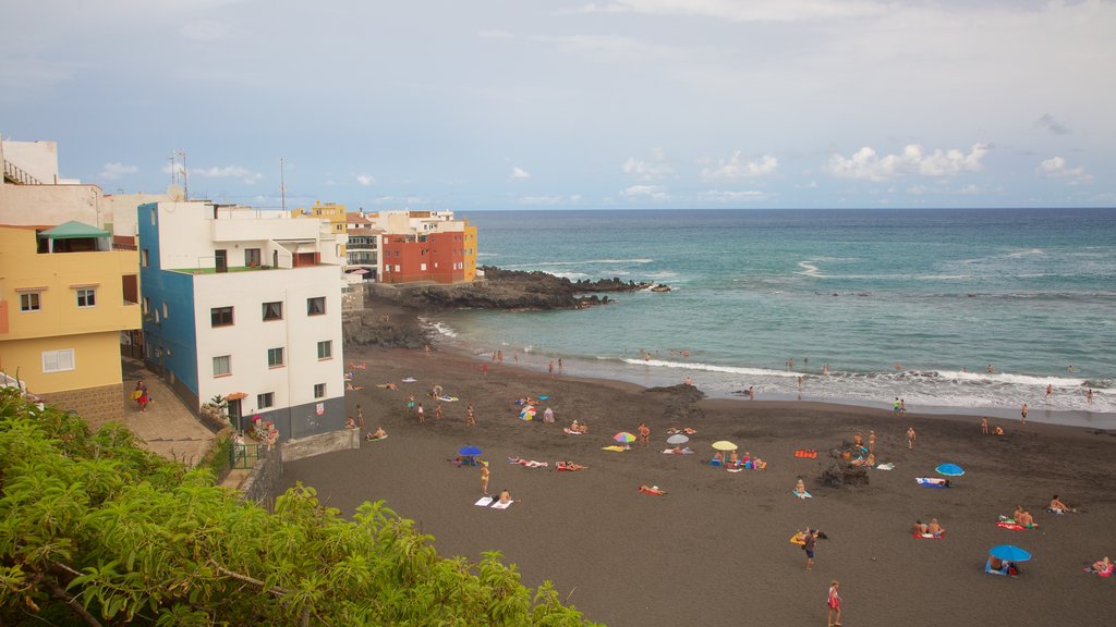 Playa Jardín ofreciendo una ciudad costera y vista general a la costa