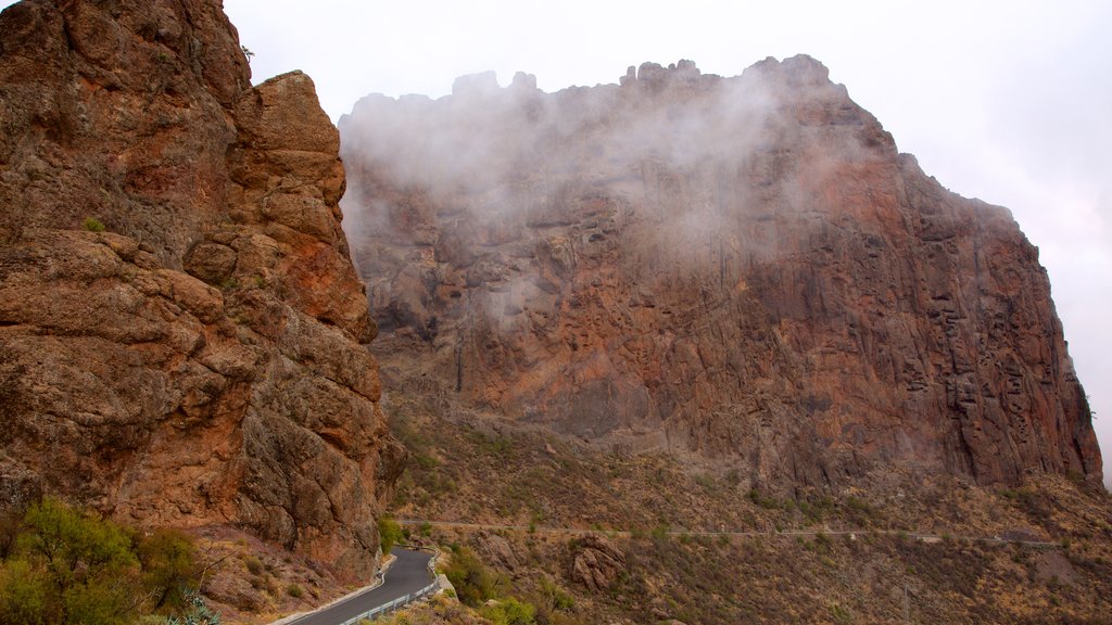 Roque Nublo showing mountains and mist or fog