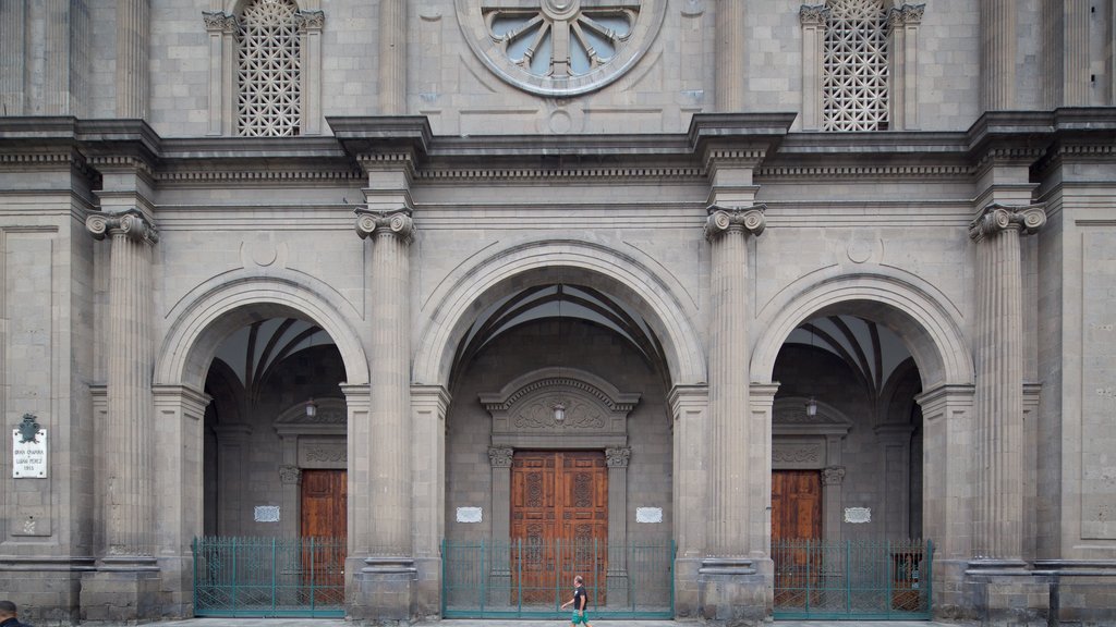 Catedral de Santa Ana que incluye arquitectura patrimonial y una iglesia o catedral