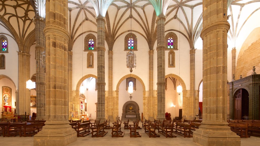 Catedral de Santa Ana que incluye patrimonio de arquitectura, vistas interiores y elementos religiosos