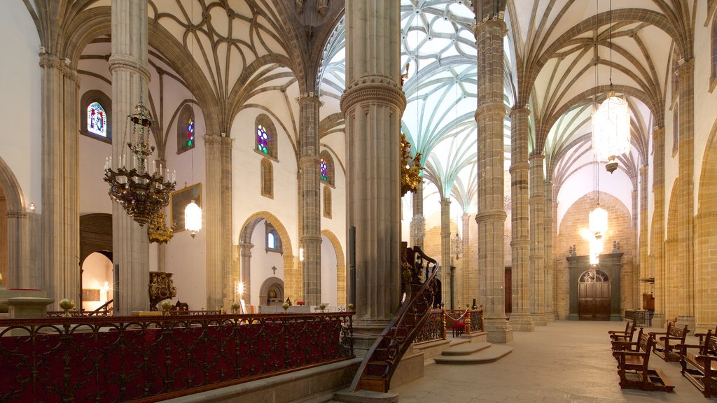 Catedral de Santa Ana que inclui arquitetura de patrimônio, vistas internas e elementos religiosos