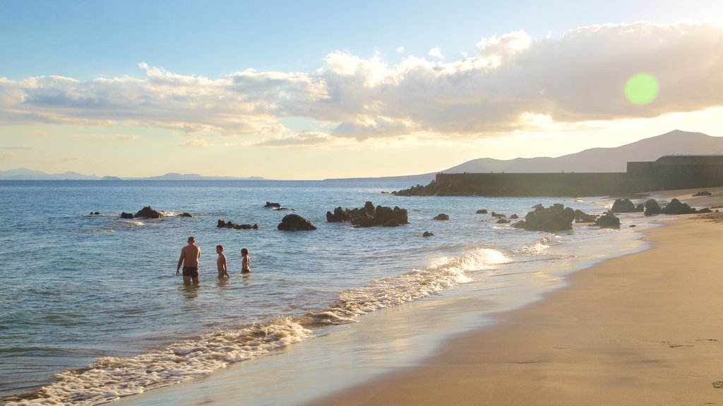 Puerto del Carmen strand og byder på udsigt over kystområde, en solnedgang og en strand