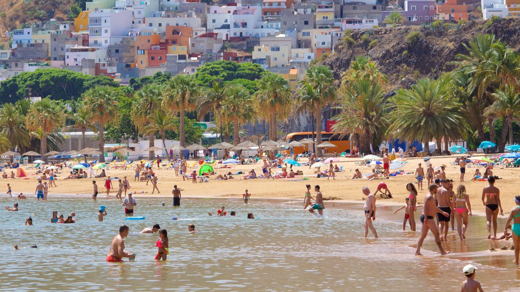 Playa de las Teresitas ofreciendo natación, vista general a la costa y una playa