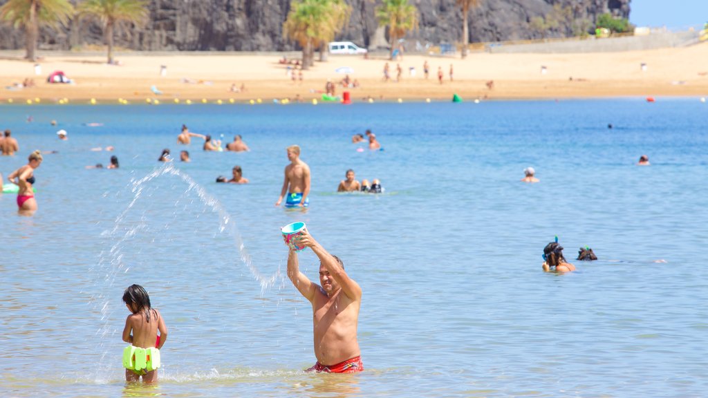 Teresitas Strand som omfatter en sandstrand, svømning og udsigt over kystområde