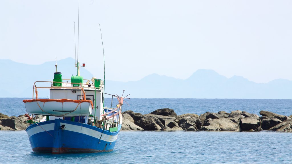 Plage Las Teresitas mettant en vedette paysages côtiers et bateau