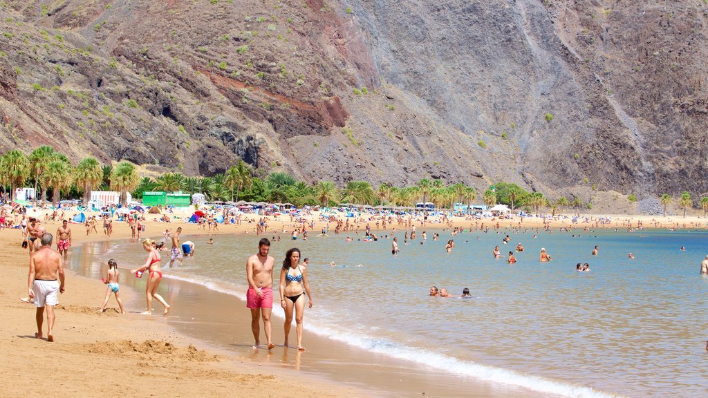 Playa de las Teresitas ofreciendo vista general a la costa, natación y una playa de arena