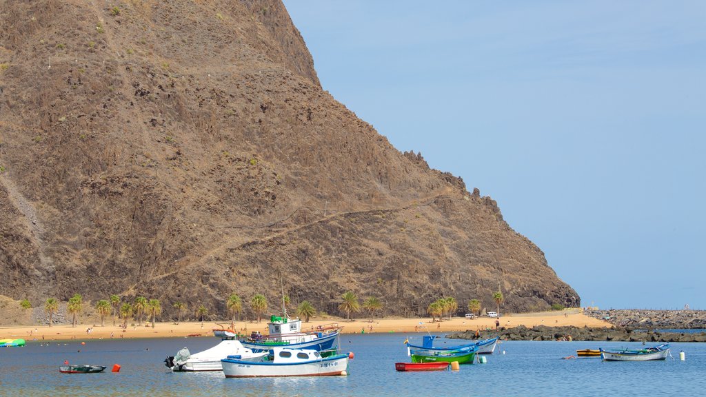 Playa de las Teresitas que incluye paseos en lancha y una bahía o puerto