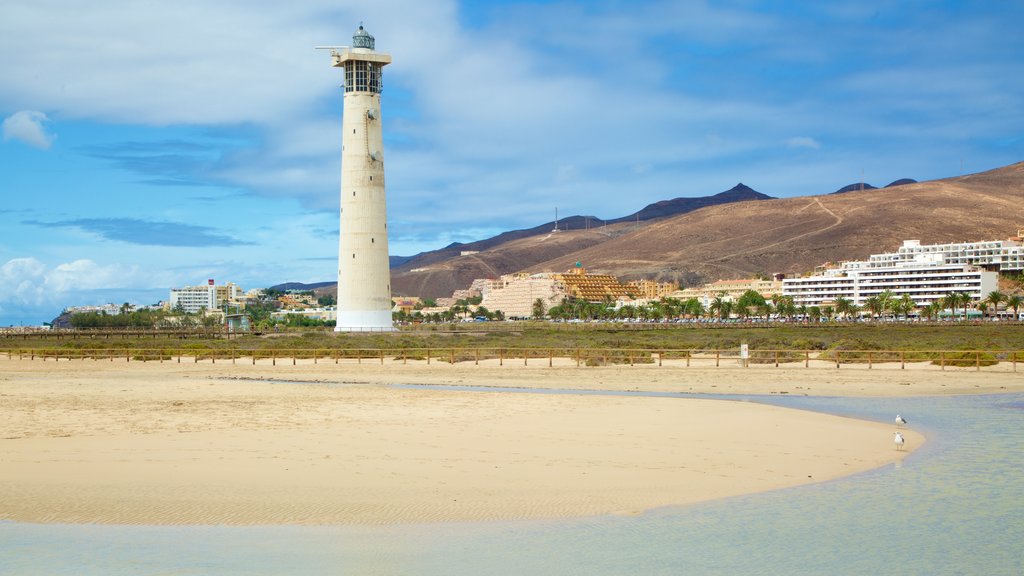 Faro de Jandía que incluye una playa de arena, vista general a la costa y una ciudad costera