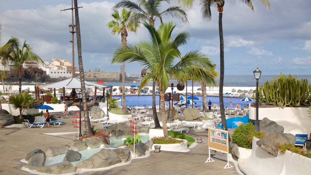 Piscinas del Lago Martiánez ofreciendo una alberca y un hotel o resort de lujo