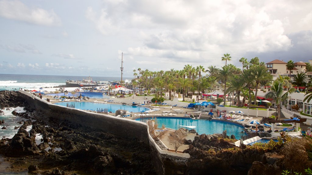 Piscinas del Lago Martiánez que incluye piscina y un hotel de lujo o resort