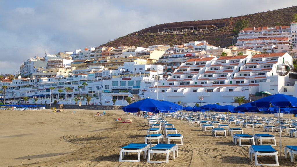 Playa de Las Vistas que incluye una playa de arena, una ciudad costera y vistas generales de la costa