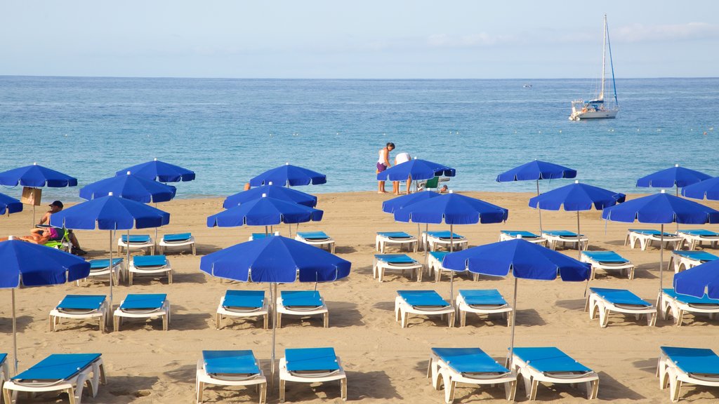 Praia de Las Vistas que inclui paisagens litorâneas, uma praia de areia e canoagem