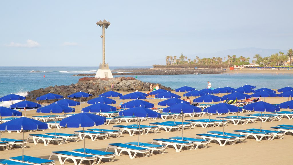 Praia de Las Vistas mostrando paisagens litorâneas, um hotel de luxo ou resort e uma praia de areia