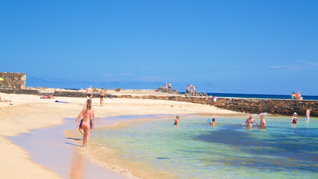 Praia Las Cucharas mostrando paisagens litorâneas, natação e uma praia