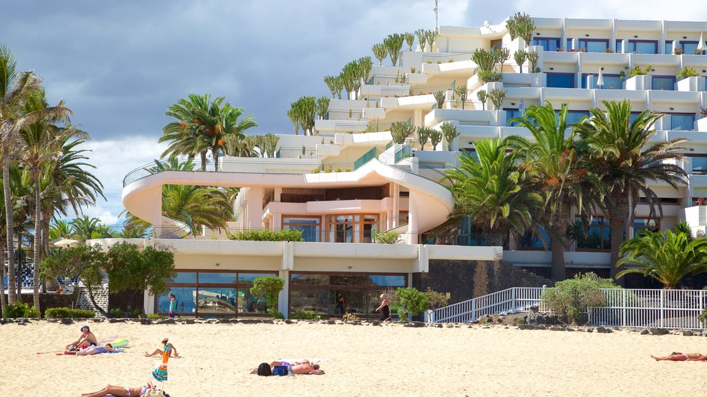 Las Cucharas strand som visar en kuststad, ett hotell och en sandstrand