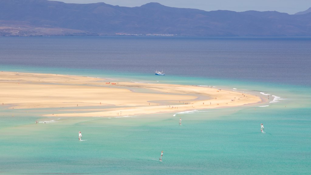 Playa de Sotavento de Jandía que incluye una playa y vistas generales de la costa