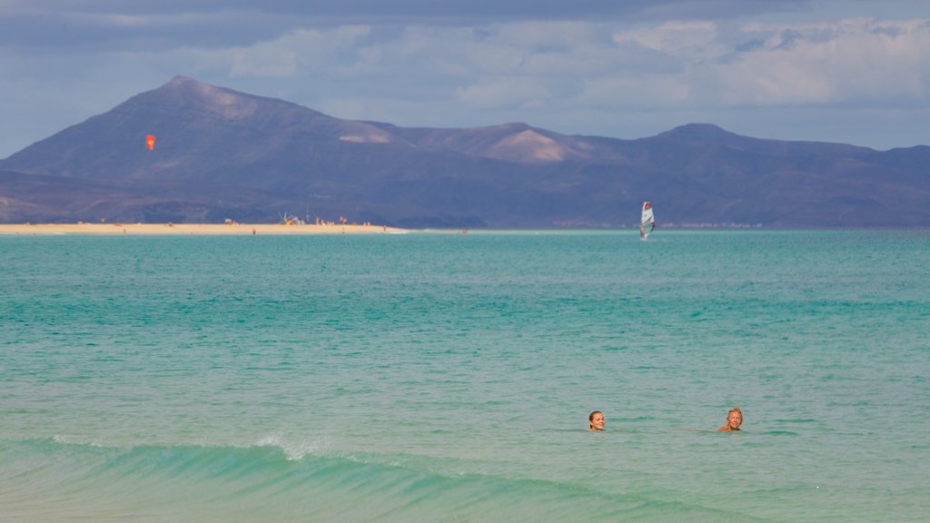 Playa de Sotavento de Jandía caracterizando paisagens litorâneas assim como um casal