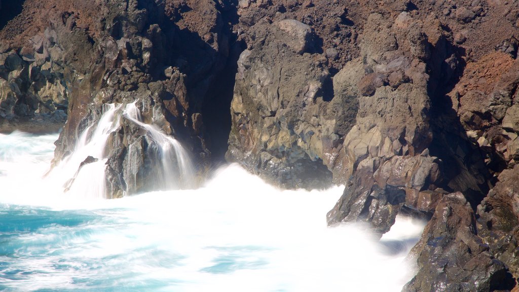 Los Hervideros Caves featuring rocky coastline