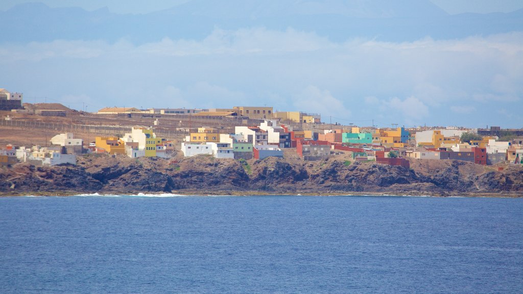 Gran Canaria que incluye vistas generales de la costa, costa rocosa y una ciudad costera