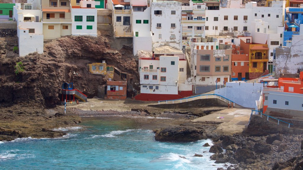 Gran Canaria caracterizando paisagens litorâneas, litoral rochoso e uma praia de pedras