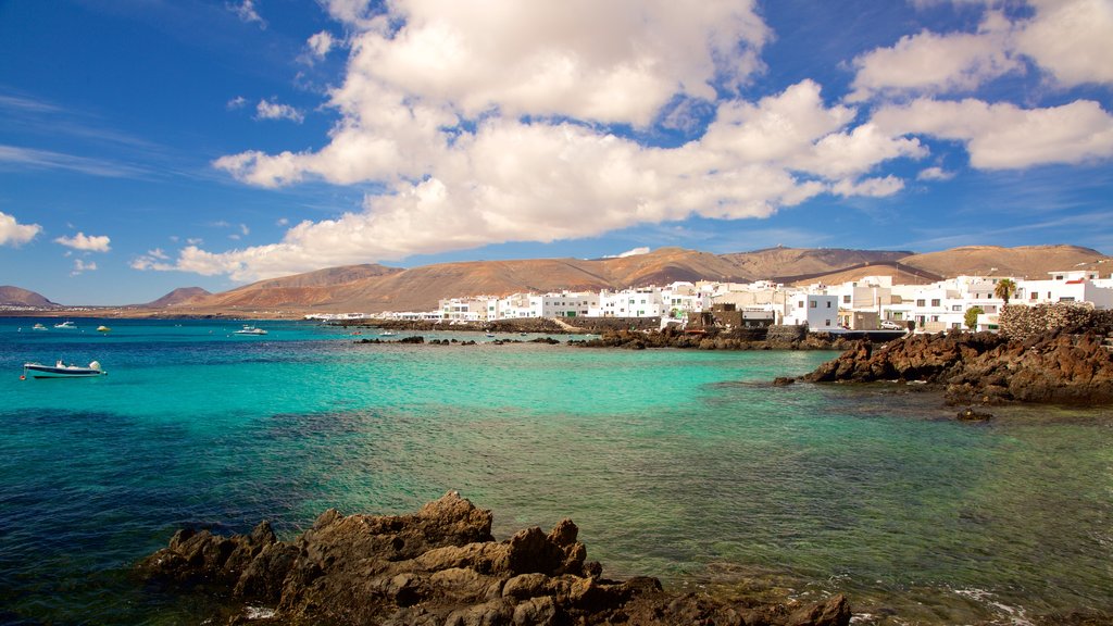 Lanzarote som viser udsigt over kystområde, barsk kystlinje og en kystby