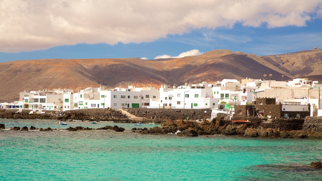 Lanzarote som viser udsigt over kystområde, barsk kystlinje og en kystby