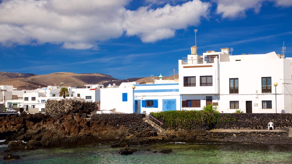 Lanzarote que incluye una ciudad costera y vistas generales de la costa