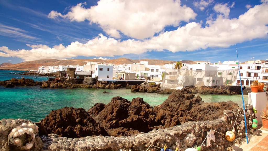 Lanzarote caratteristiche di costa rocciosa, vista della costa e località costiera