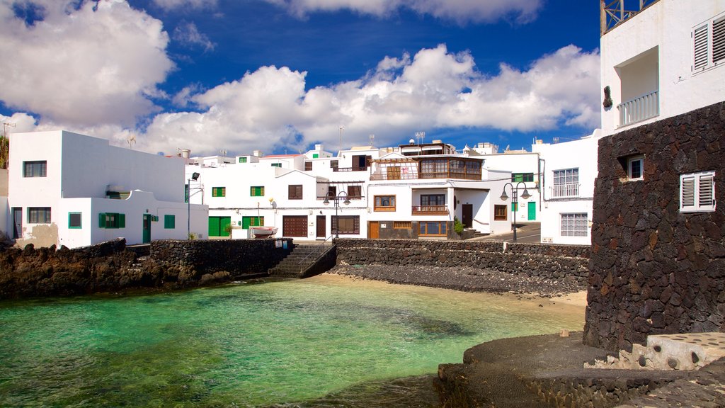 Lanzarote mettant en vedette paysages côtiers, rochers au bord de la mer et une ville côtière