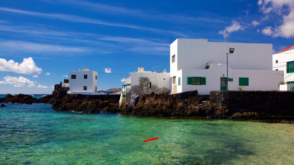 Lanzarote montrant une ville côtière, rochers au bord de la mer et paysages côtiers