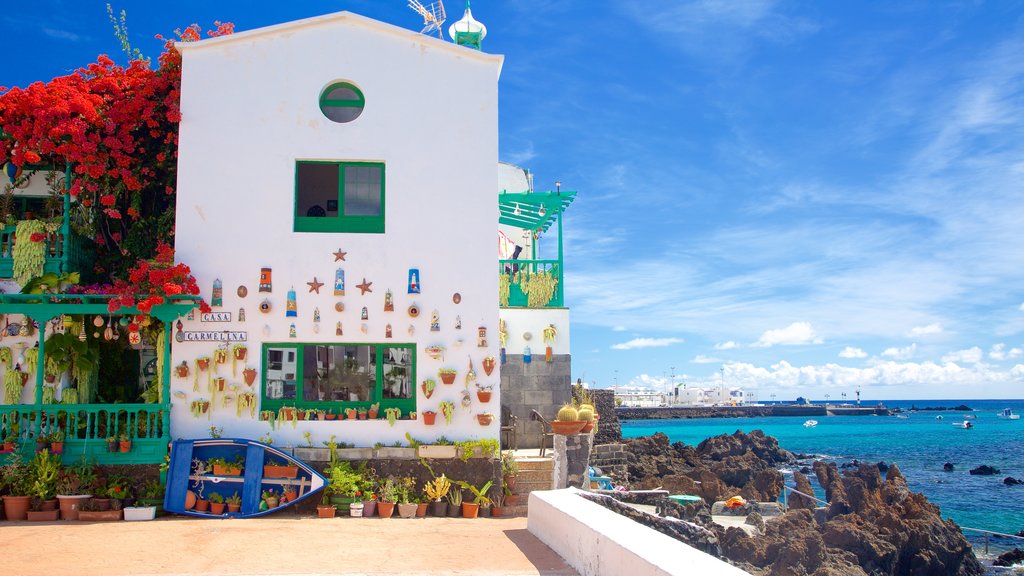 Lanzarote qui includes paysages côtiers, rochers au bord de la mer et une ville côtière