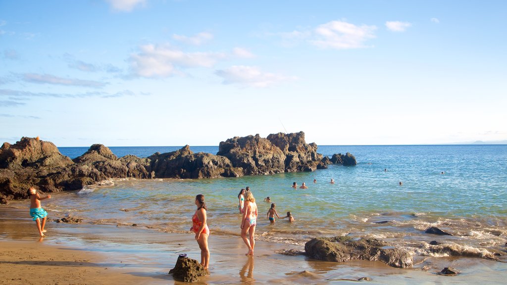 Puerto del Carmen caracterizando uma praia de areia, uma cidade litorânea e paisagens litorâneas