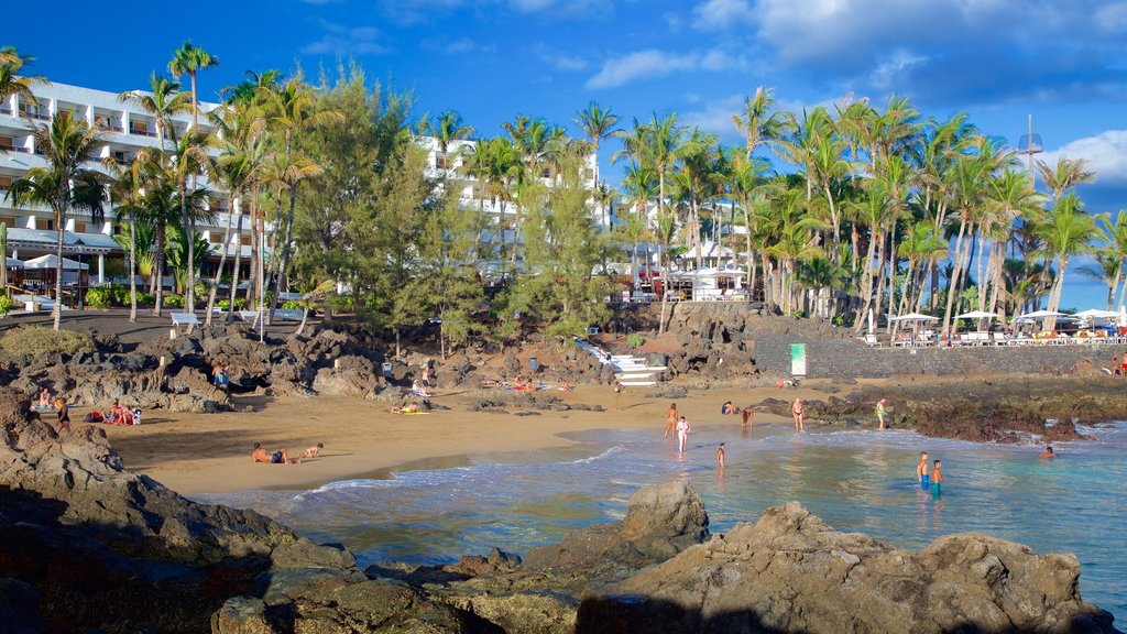 Puerto del Carmen som omfatter en strand, en kystby og udsigt over kystområde