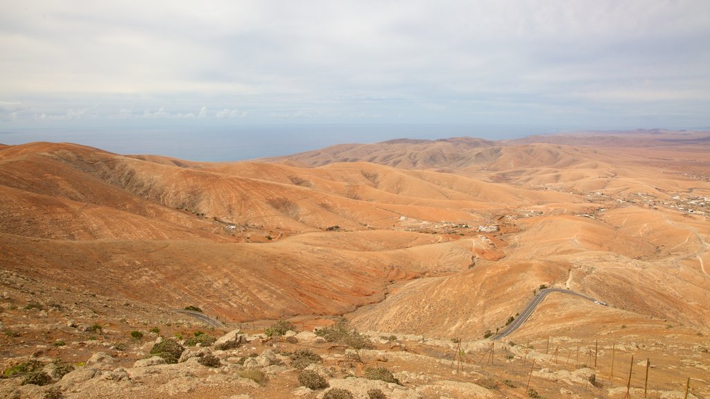 Fuerteventura toont mist of nevel, vredige uitzichten en landschappen