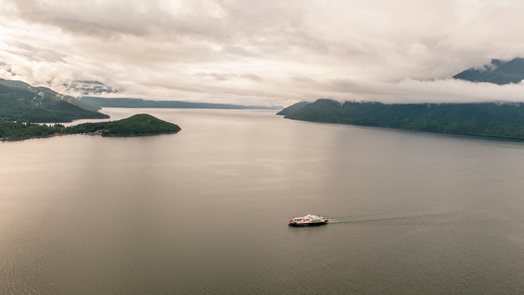 Nelson showing a lake or waterhole, cruising and mountains