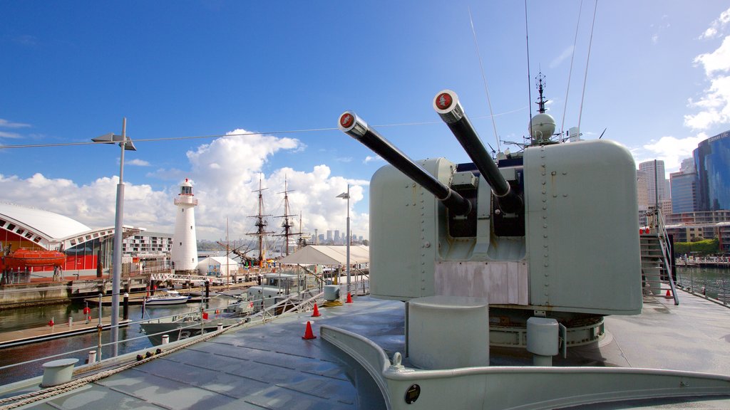 Museo Marítimo Nacional de Australia que incluye una bahía o un puerto