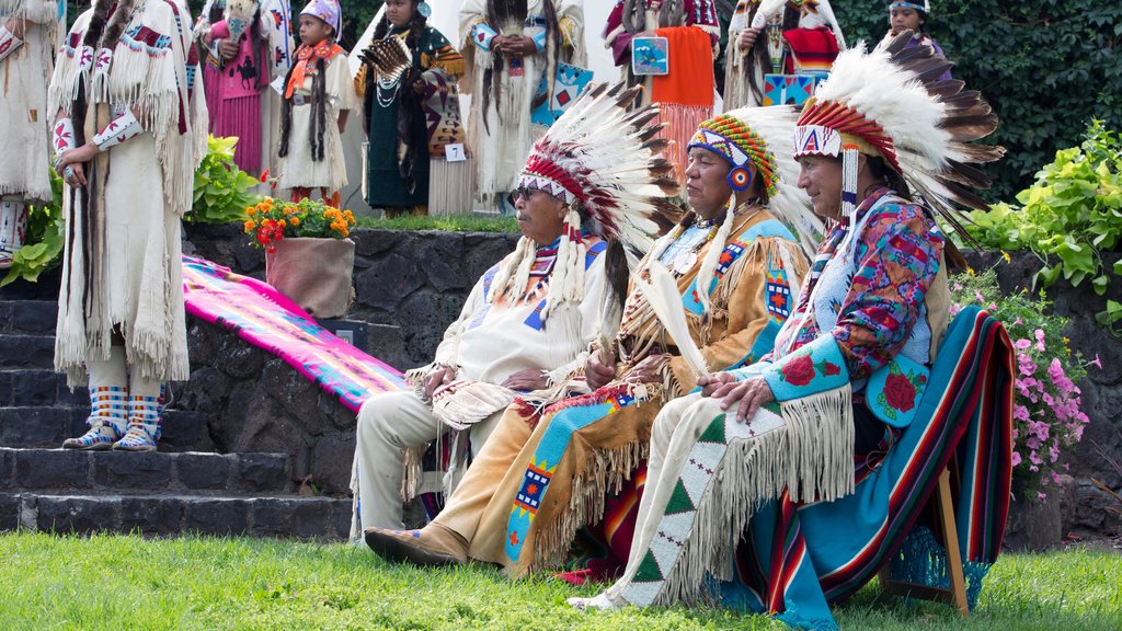 Pendleton ofreciendo cultura indígena y también un pequeño grupo de personas