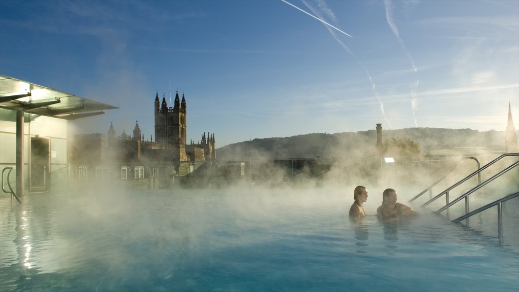 Thermae Bath Spa que incluye piscina, arquitectura patrimonial y niebla o neblina