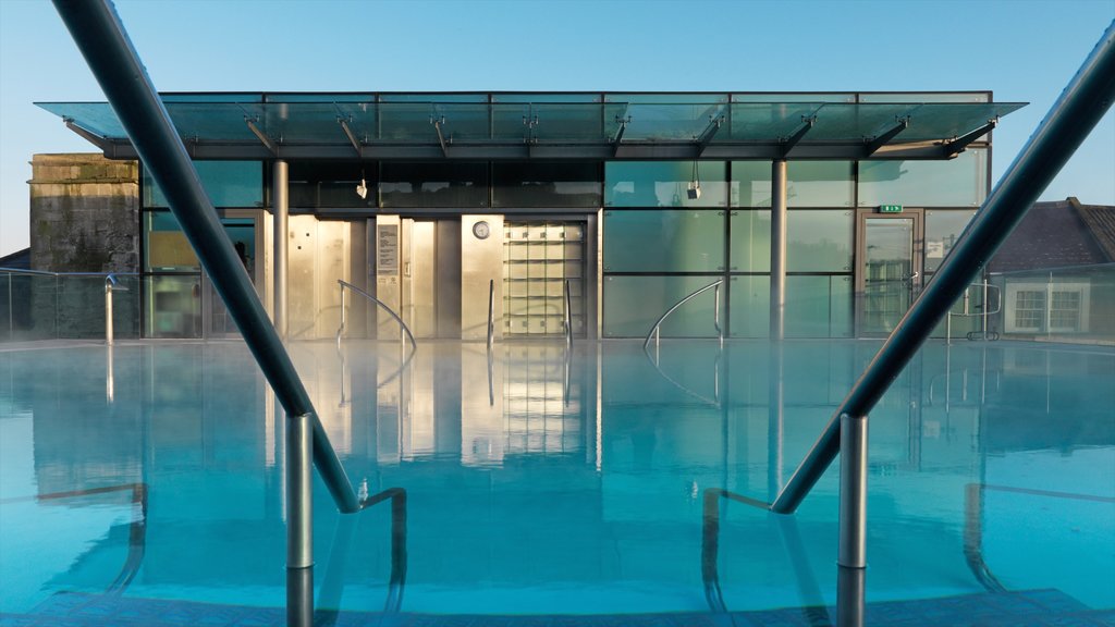 Thermae Bath Spa showing modern architecture and a pool