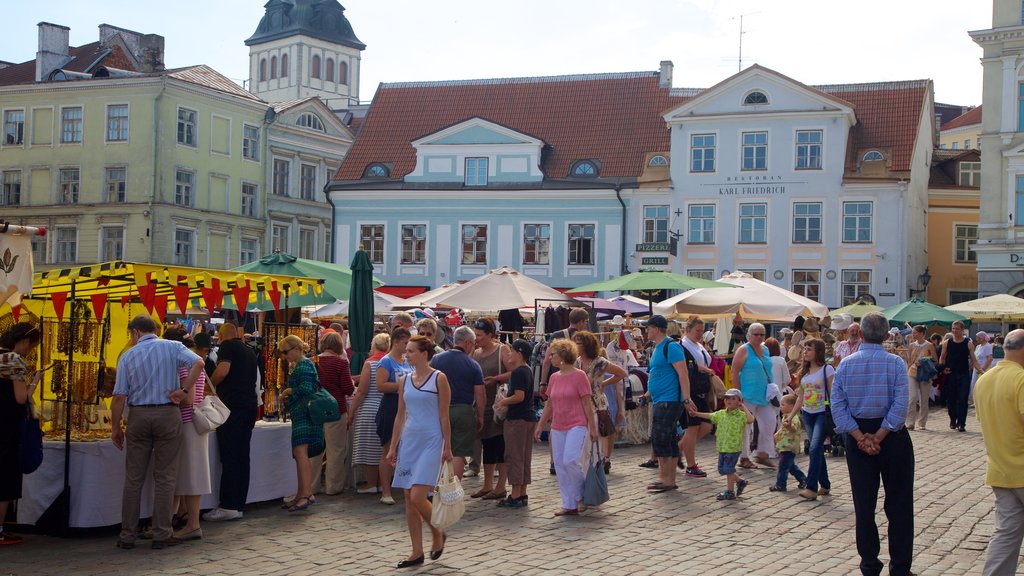 Raekoja Plats fasiliteter samt shopping, historisk arkitektur og torg eller plass