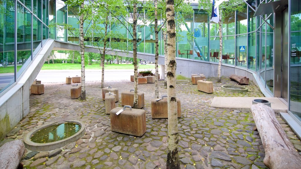 Museo de la Ocupación que incluye un parque y arquitectura moderna