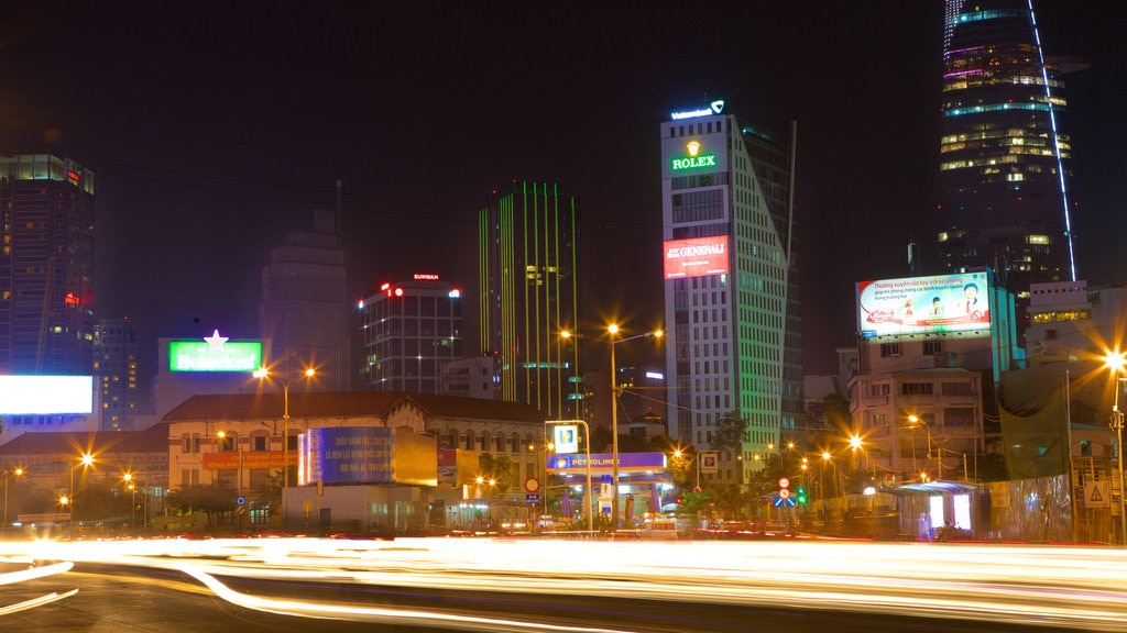 Pham Ngu Lao Street que incluye horizonte y escenas de noche